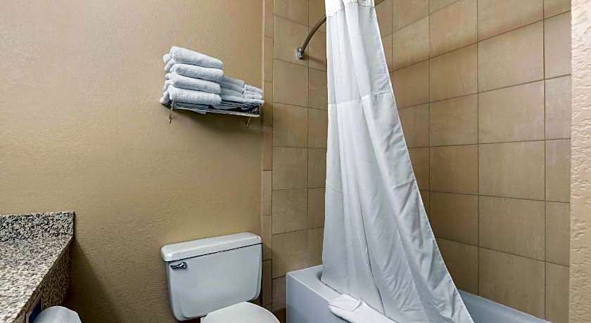 Quality Inn & Suites Des Moines - Merle Hay Road