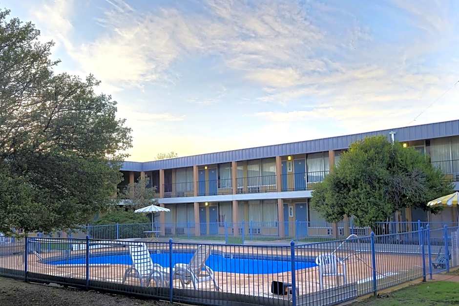 Castle Inn & Suites by OYO Lawton