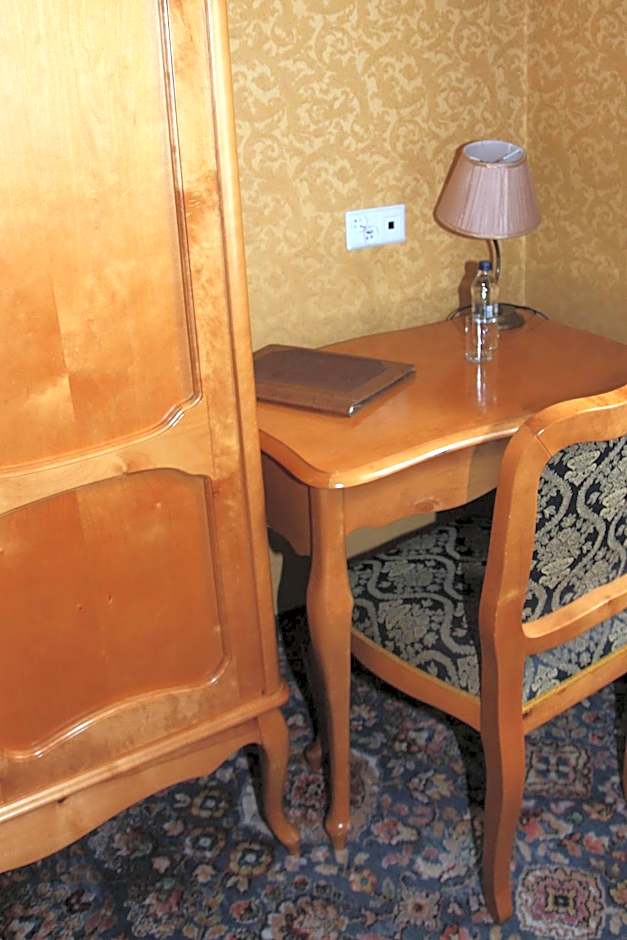 Dedek Park - historyczny dworek w pięknym Parku Skaryszewskim obok Stadionu Narodowego