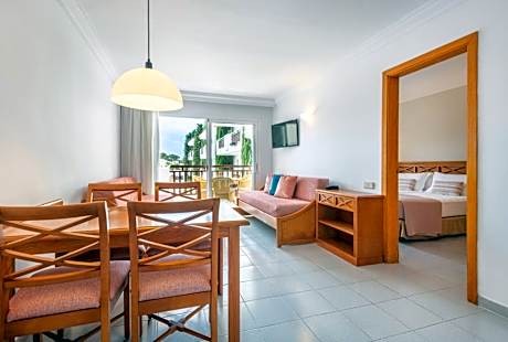 Apartment with Pool View