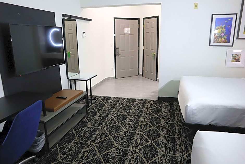 La Quinta Inn & Suites by Wyndham Houston Bush Iah South