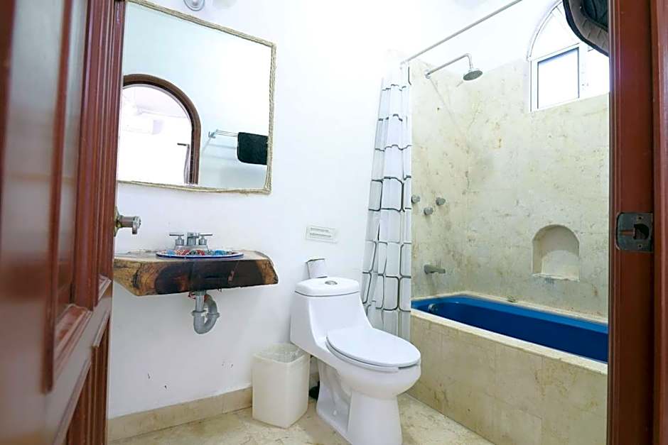 Cozy stay near 5th Ave and beach
