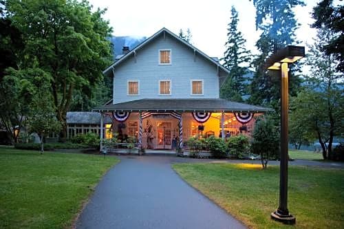 Lake Crescent Lodge