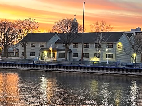 Harbor Winds Hotel