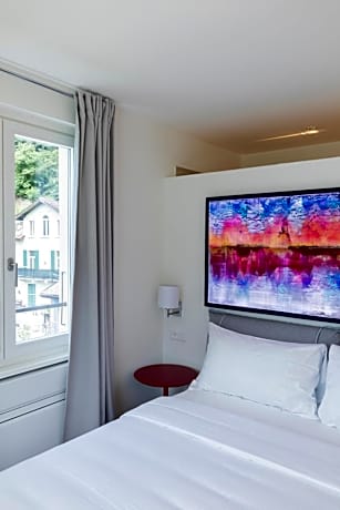 Suite with Lake View