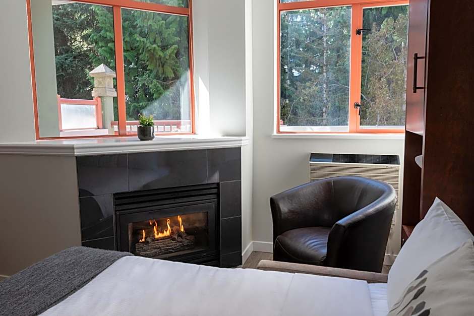 Alpenglow Lodge Family Studio with Murphy Bed by MVA