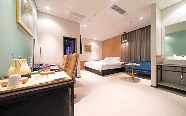 Brown Dot Incheon Nonhyeon Sorae port