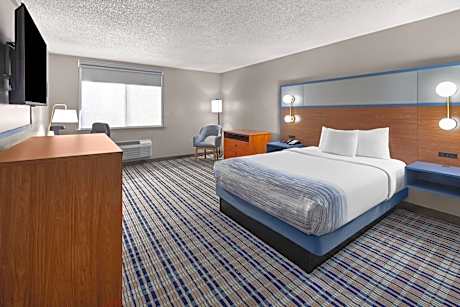 1 Queen Bed, Mobility Accessible Room, Bathtub w/ Grab Bars, Non-Smoking