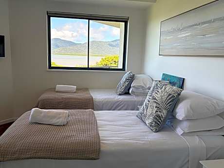 Deluxe Two-Bedroom Apartment with Ocean View (Free WIFI Access)