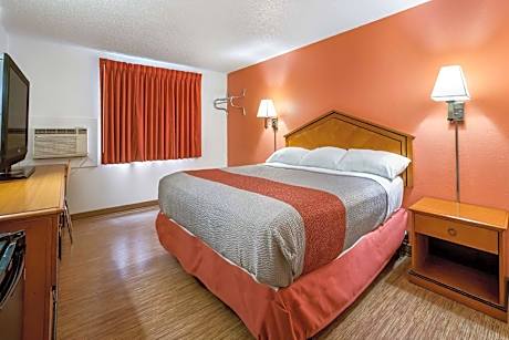 Deluxe King Room - Non-Smoking