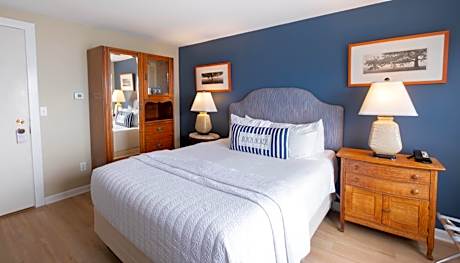 Deluxe Oceanview Queen Mini Suite