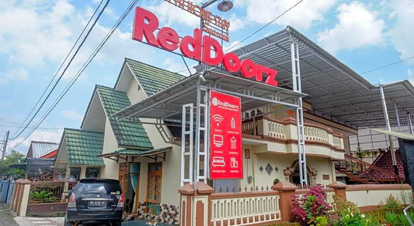 RedDoorz Syariah near Terminal Mendolo Wonosobo 2