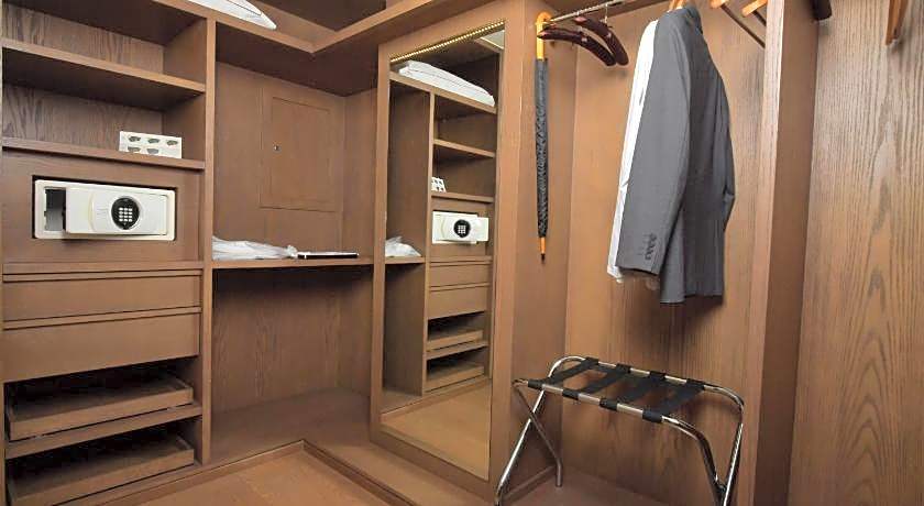 O Monot Luxury Boutique Hotel