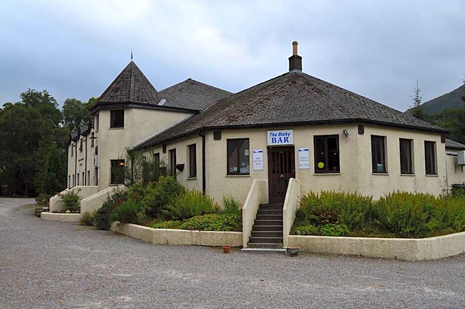 MacDonald Hotel & Cabins
