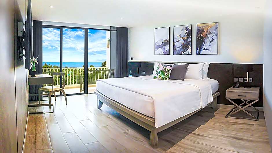 Photo 1 of 4 of 1 King Bed, Sea View