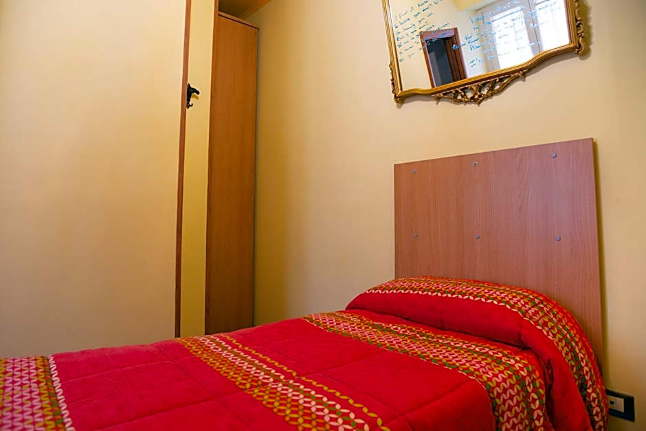 Zdjęcie 1 z 12 — Single Room with Private Bathroom