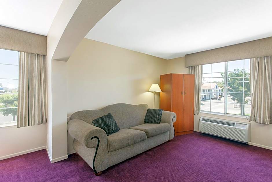 Ramada by Wyndham Fresno Northwest