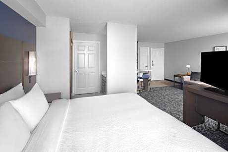 Two-Bedroom Suite with Adapted Tub - Mobility and Hearing Accessible