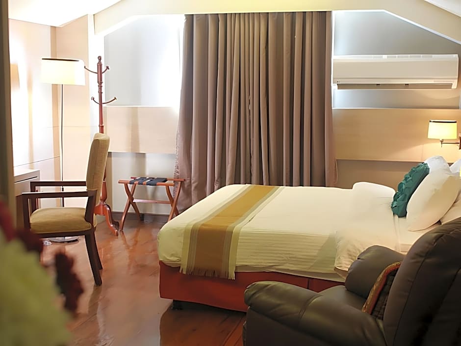 Photo 1 of 6 of Executive Suite