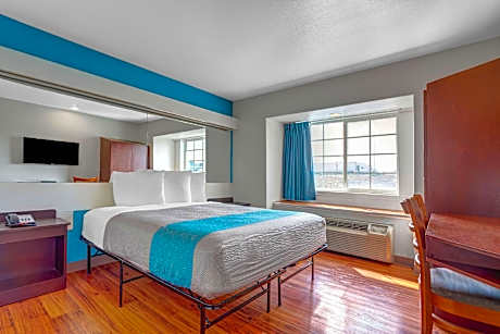 1 Queen Bed | Suite, Nsmk, Micfridge, Sofa-Bed