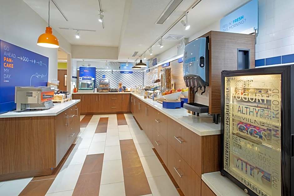 Holiday Inn Express Hotel & Suites Longmont By IHG