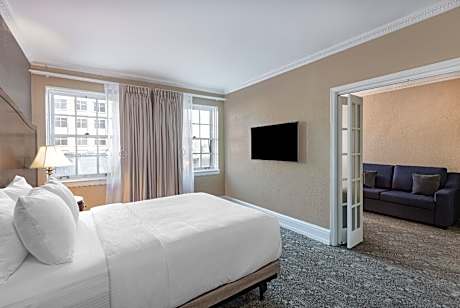 1 BEDROOM KING SUITE