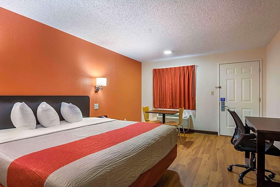 Photo 1 of 4 of Deluxe 1 Queen Bed