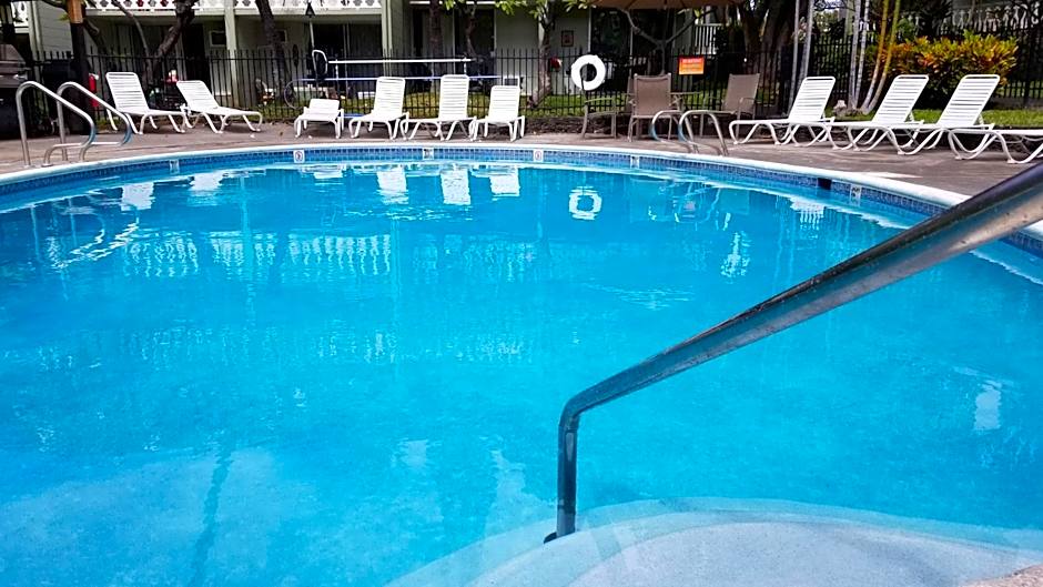 DOWNTOWN Hawaiian Theme Condo with Hot Tub, Pool & Beach - Kona Islander Inn