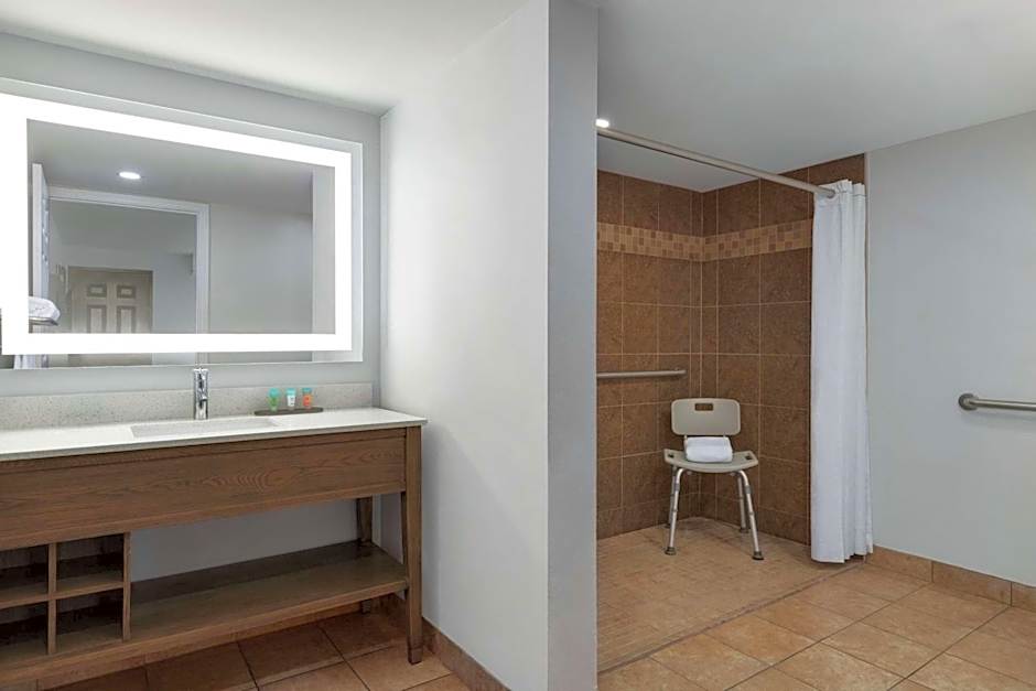 La Quinta Inn & Suites by Wyndham Oceanfront Daytona Beach