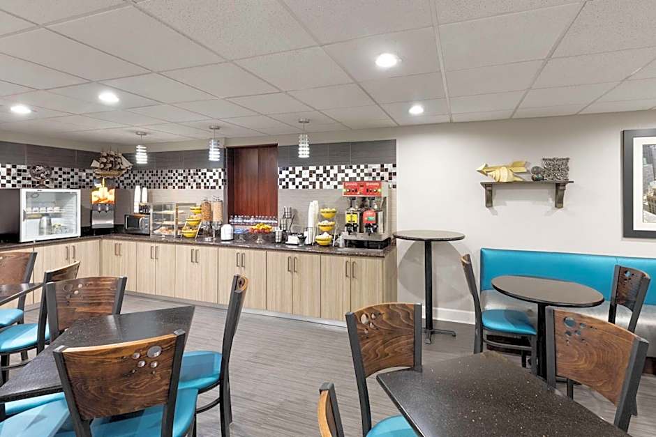 Days Inn & Suites by Wyndham Sam Houston Tollway