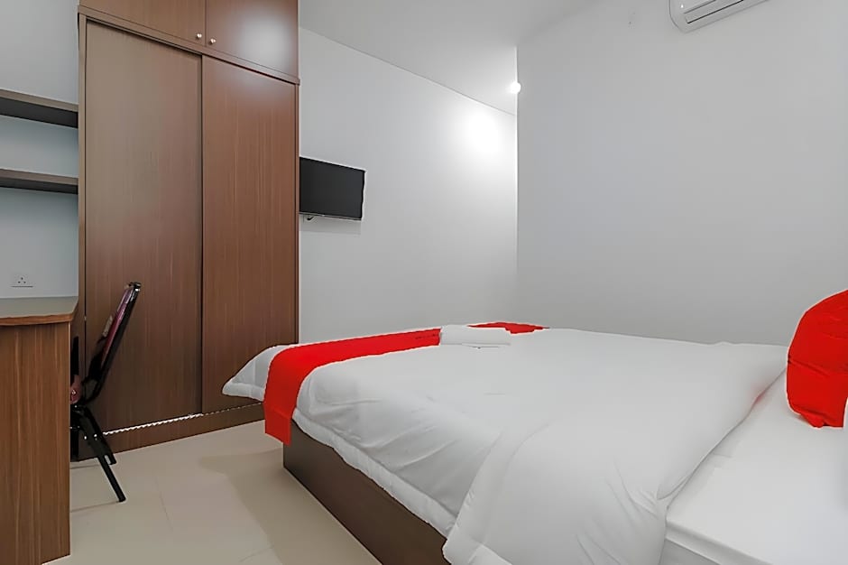 RedDoorz Plus near Kepri Mall