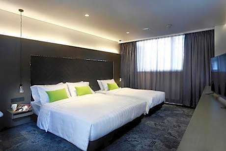 Adjoining Room (Family Room and Superior Room)