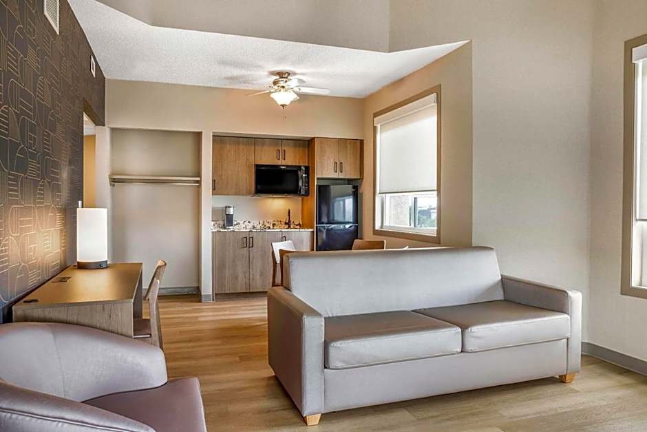 Days Inn & Suites by Wyndham West Edmonton