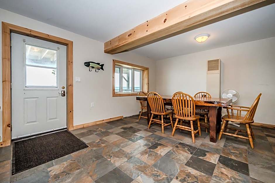 Norse Nook - Waterfront w Hot Tub & Sauna