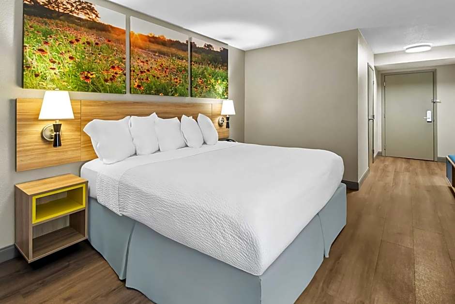Photo 1 of 7 of 1 King Bed, Hearing/Mobility Accessible, Bathtub