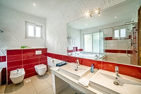 THREE BEDROOM FOREST