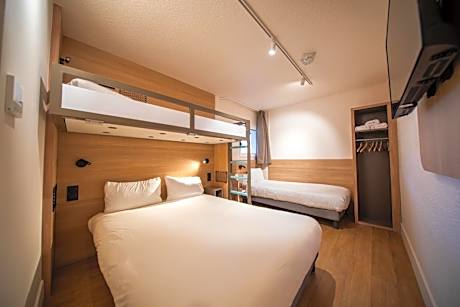 Quadruple Room (1 Double Bed + 2 Single Beds)