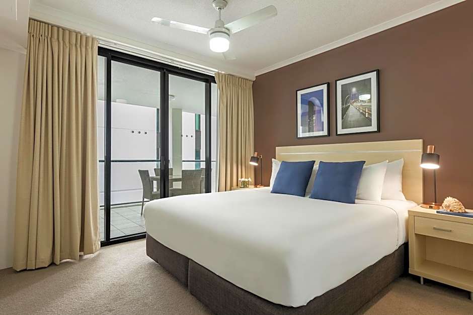 Oaks Brisbane River City Suites