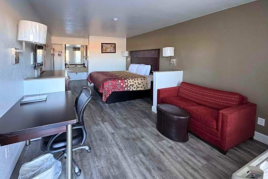 Econo Lodge Inn & Suites Macon North