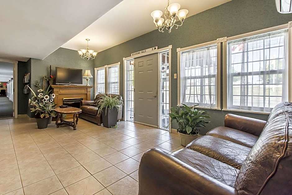 Econo Lodge Inn & Suites