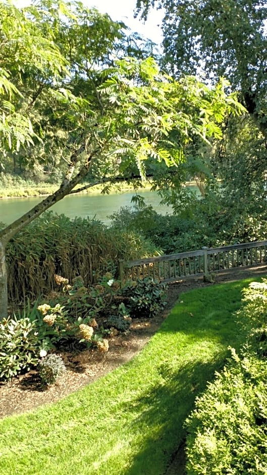 Lewis River Inn