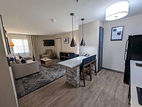 One-Bedroom Suite with Tub - Mobility Accessible