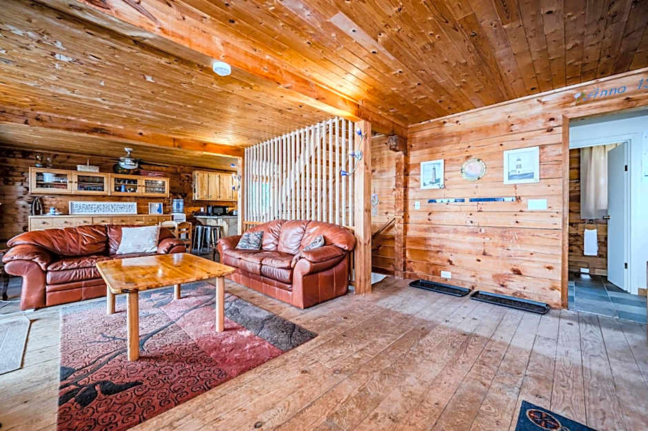 Norse Nook - Waterfront w Hot Tub & Sauna