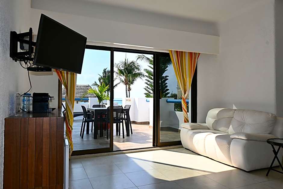 Pelicano Inn Playa del Carmen - Beachfront Hotel