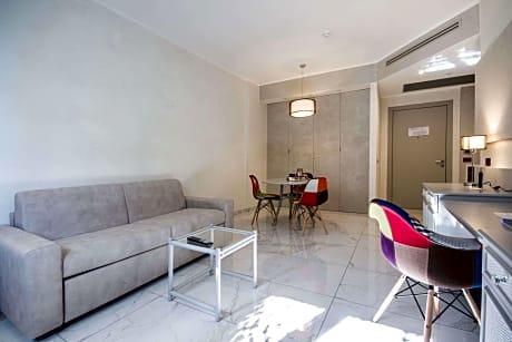 SUITE-1 QUEEN BED,NSMK,SEPBLD,LIVNG,SOFBD,2FLATV