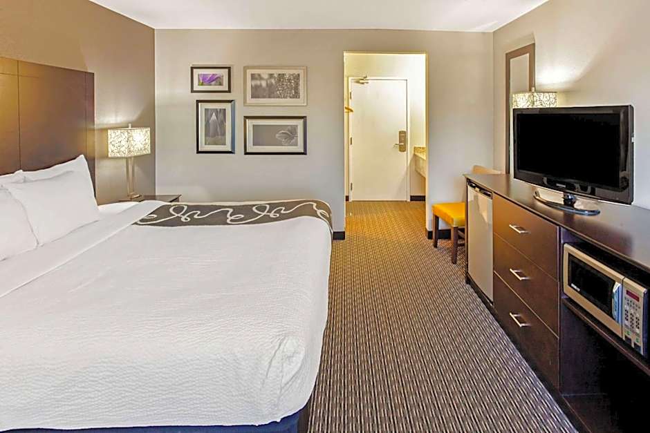 La Quinta Inn & Suites by Wyndham Milwaukee Delafield
