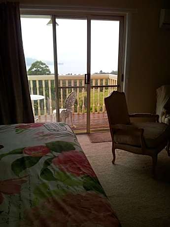 Deluxe King Room with Balcony and Sea View