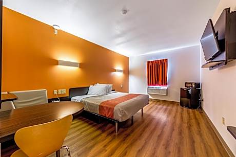 1 King Bed | Non-Smoking