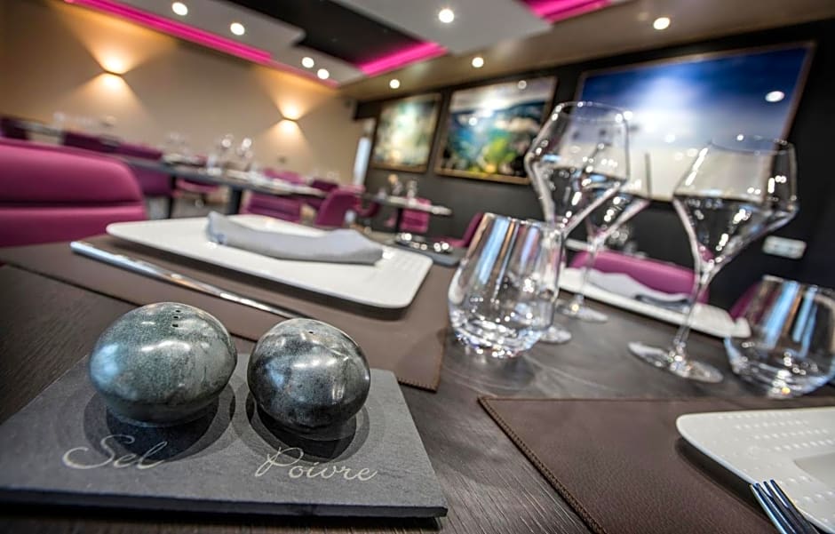 Logis Hôtel Restaurant Les 2 Rives - A75, en bordure de rivière