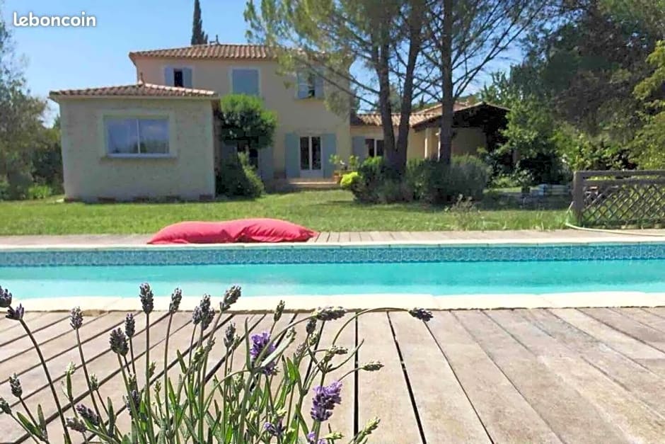 La Chouette Villa, chambre Mazet de 11m2 pièce sous-pente accés par escalier en bois